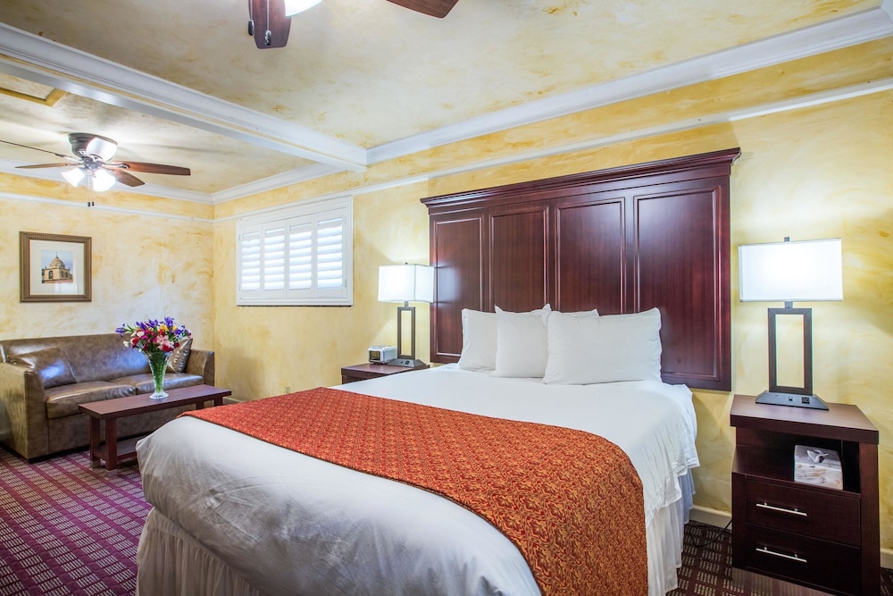 Clarion Collection Carmel Oaks Inn 14/28