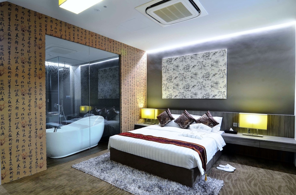 Bliss Hotel Singapore 18/75