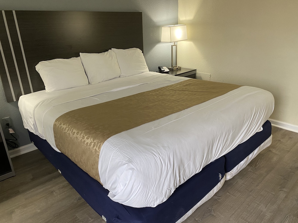 Red Carpet Inn &amp; Suites 18/30