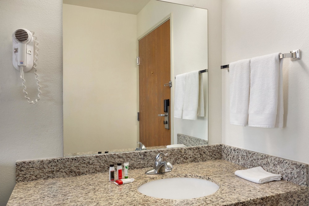 Travelodge by Wyndham Sharon Springs 7/25