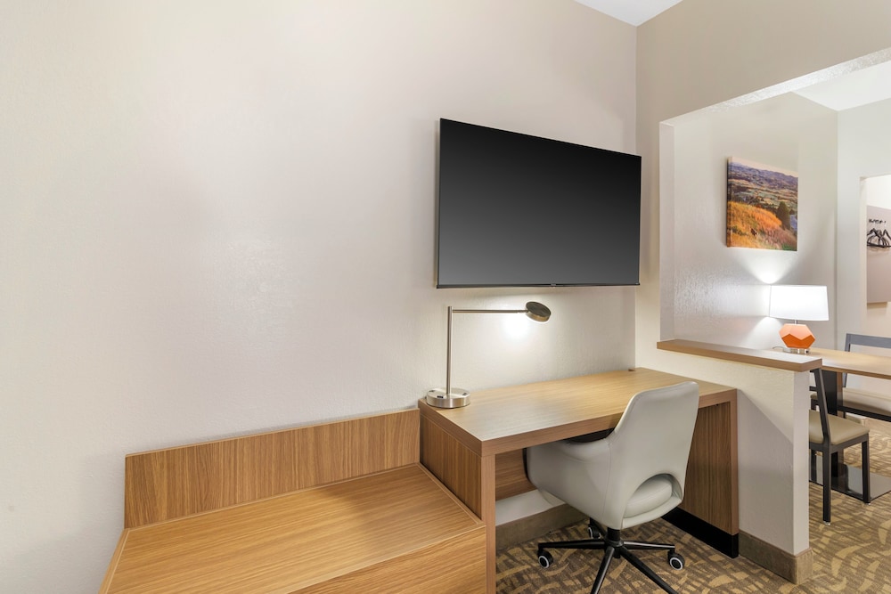 Expressway Suites Bismarck 59/65