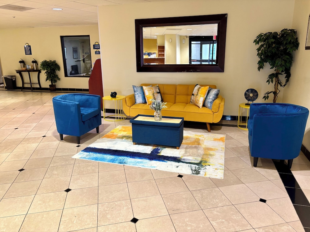 Days Inn & Suites by Wyndham Laurel Near Fort Meade 27/37