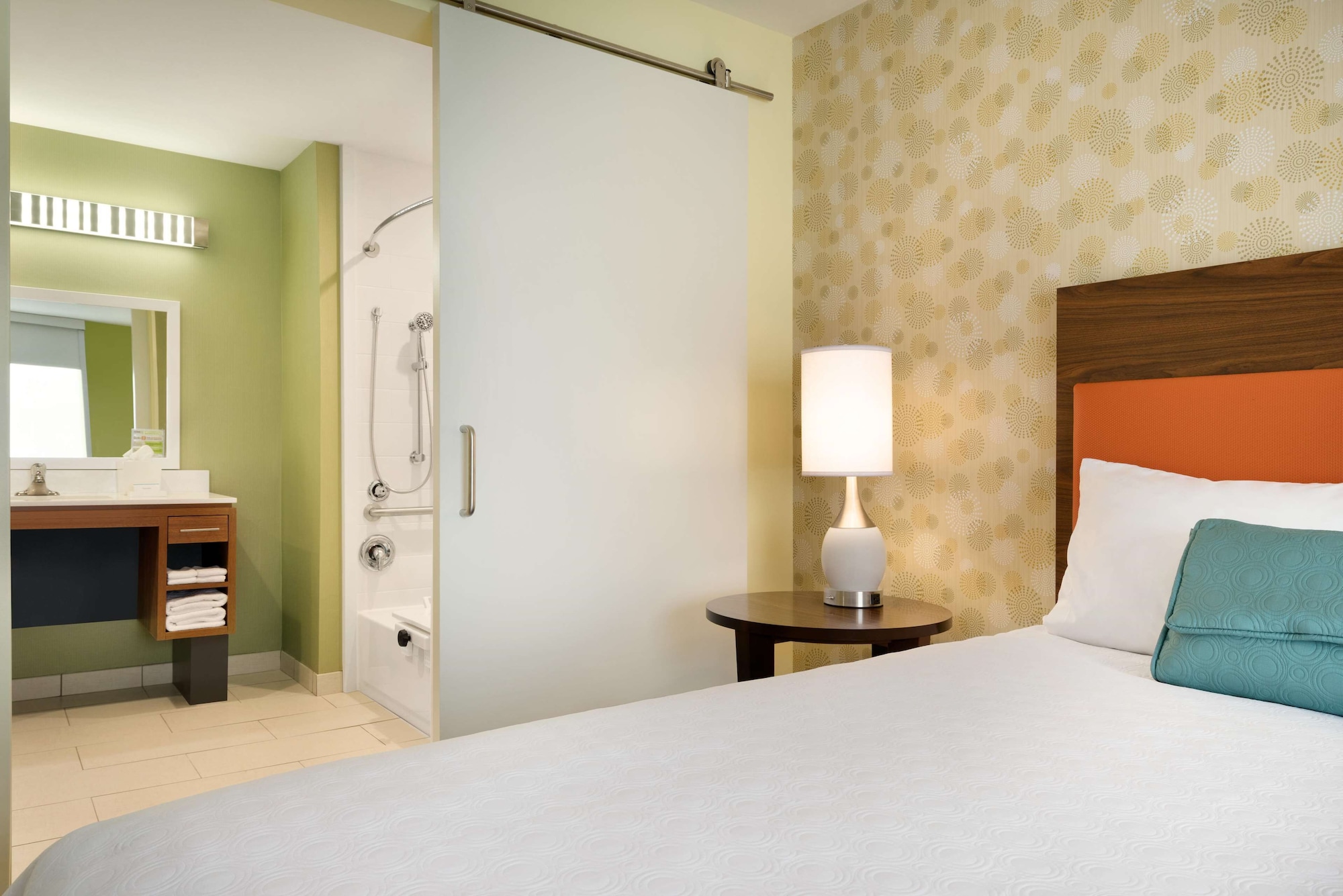 SUITE, QUEEN BED, ACCESSIBLE