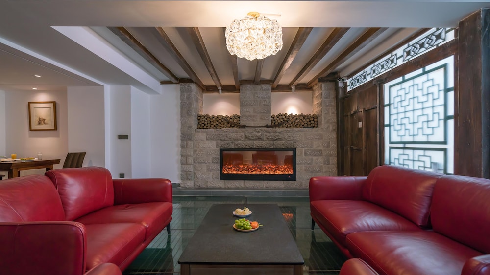 Lize Graceland Artistic Suite Inn 30/50