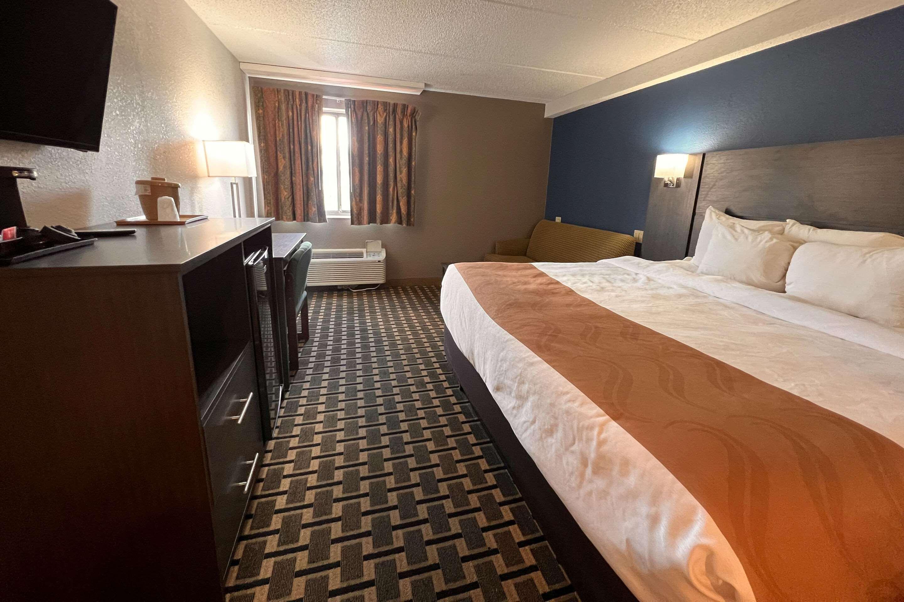 ROOM, KING BED