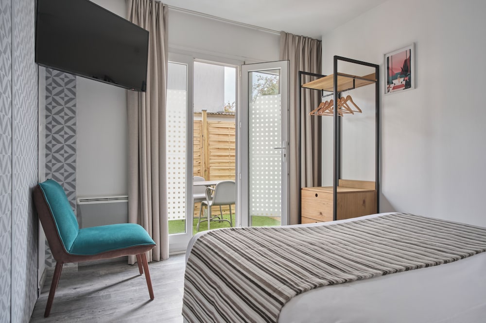 Studio, 2 Murphy Beds