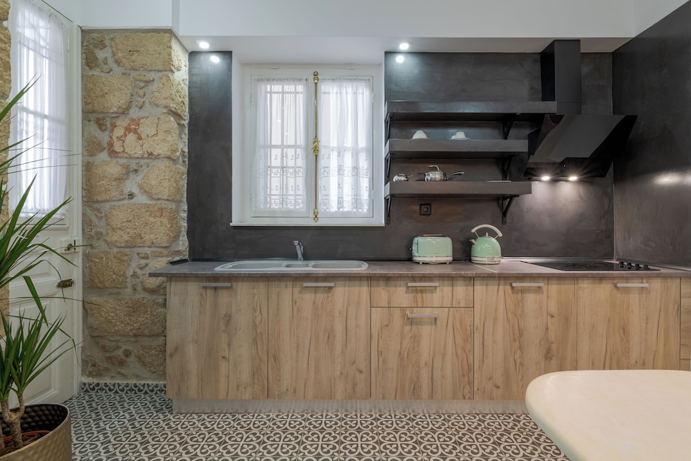 2Mazi Suites 4/47
