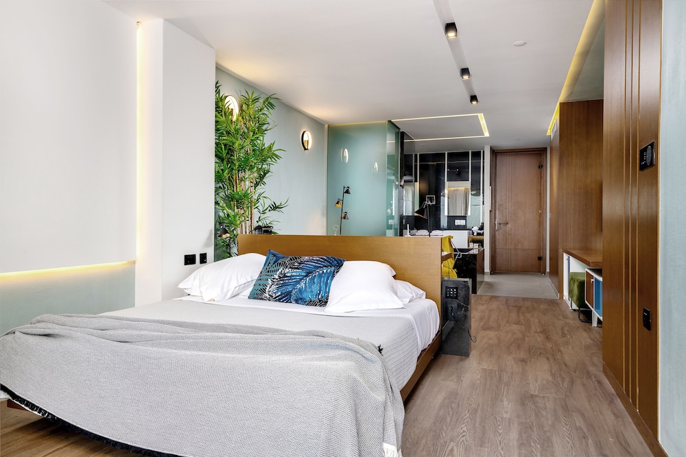 Suite, King Bed, Queen Bed, Sea View, Outdoor Jetted Tub