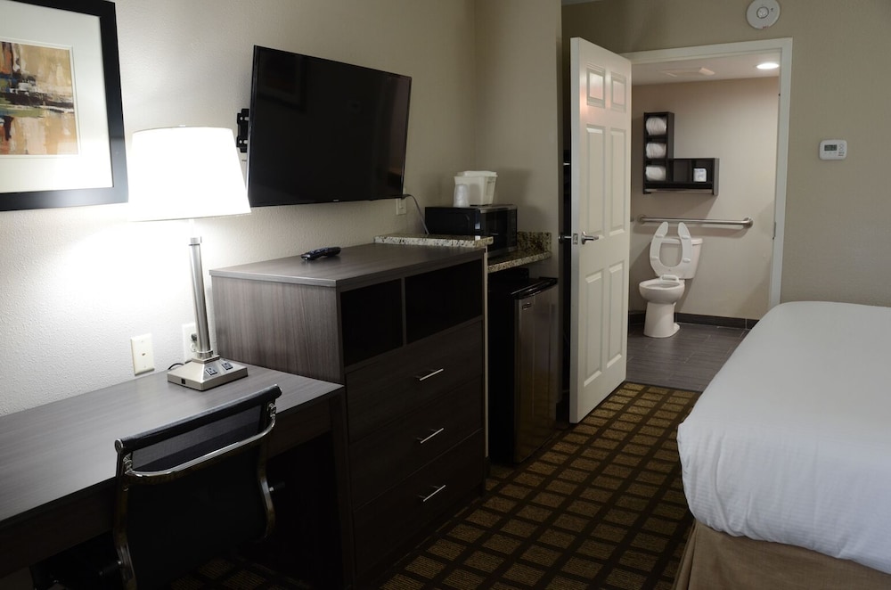 Baymont By Wyndham Clarksville 23/39