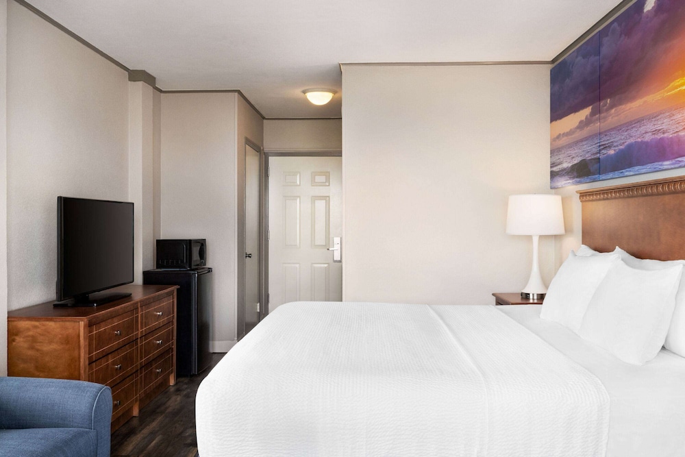 Room, King Bed, Lateral Side Street View