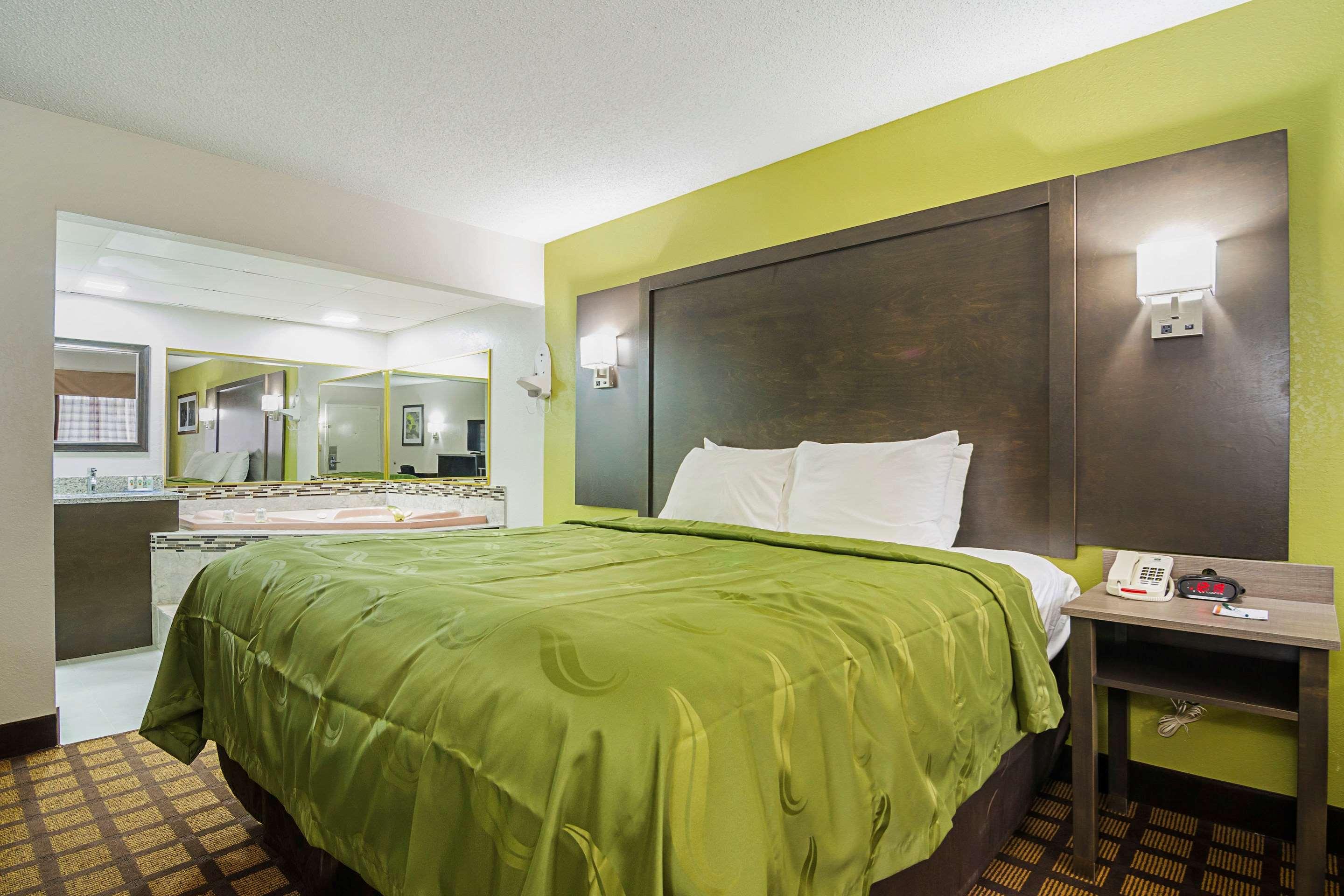 غرفة بسرير كينج، Quality Inn Raeford, NC 2/5