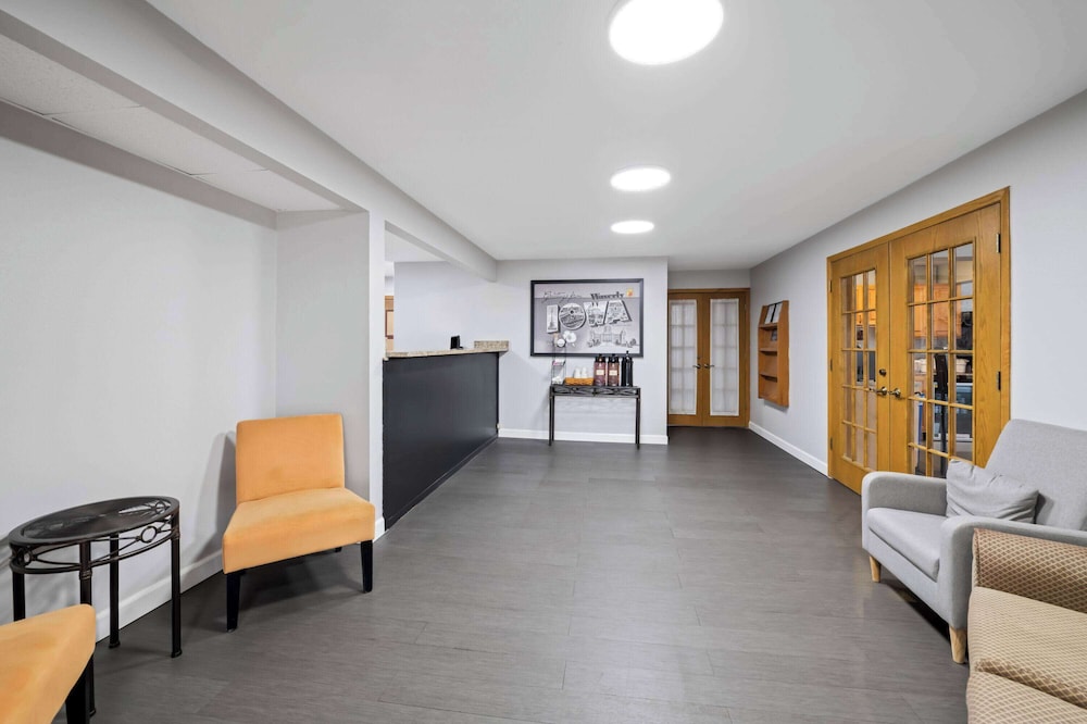 Super 8 by Wyndham Waverly 44/57