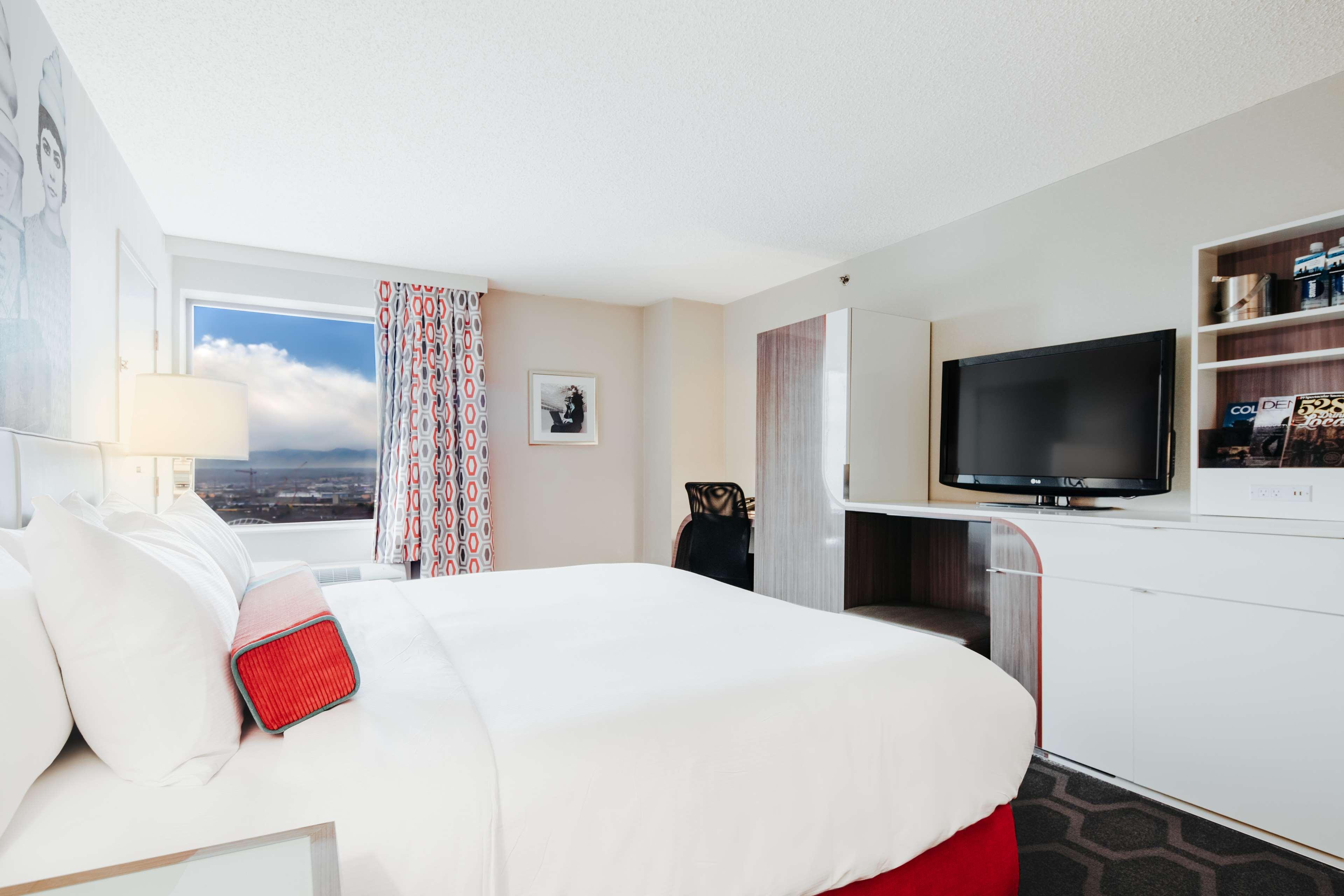 غرفة بسرير كينج بإطلالة على الجبل في طابق مرتفع، The Curtis Denver a DoubleTree by Hilton Hotel 4/6