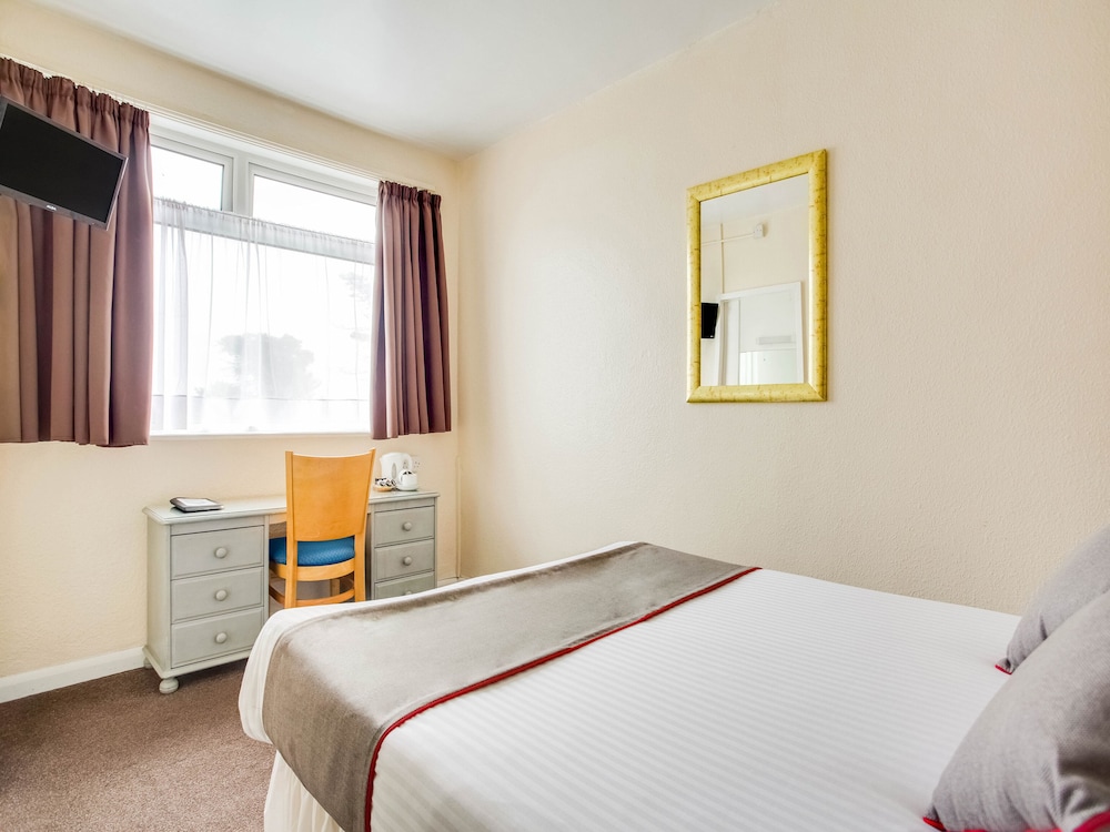 Oyo Godolphin Arms Hotel 6/67