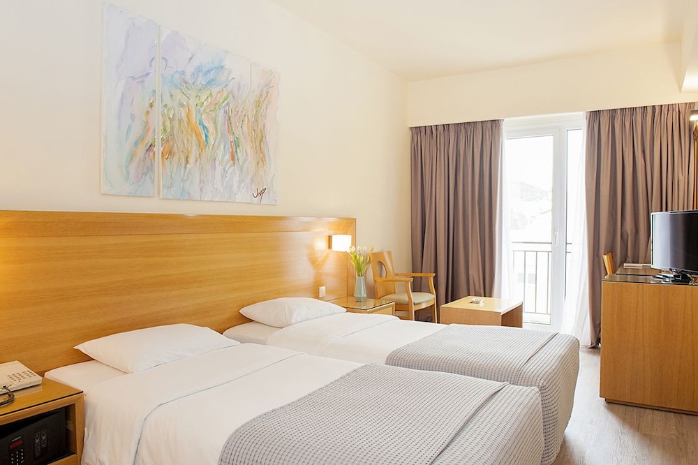 ROOM, TWIN BEDS
