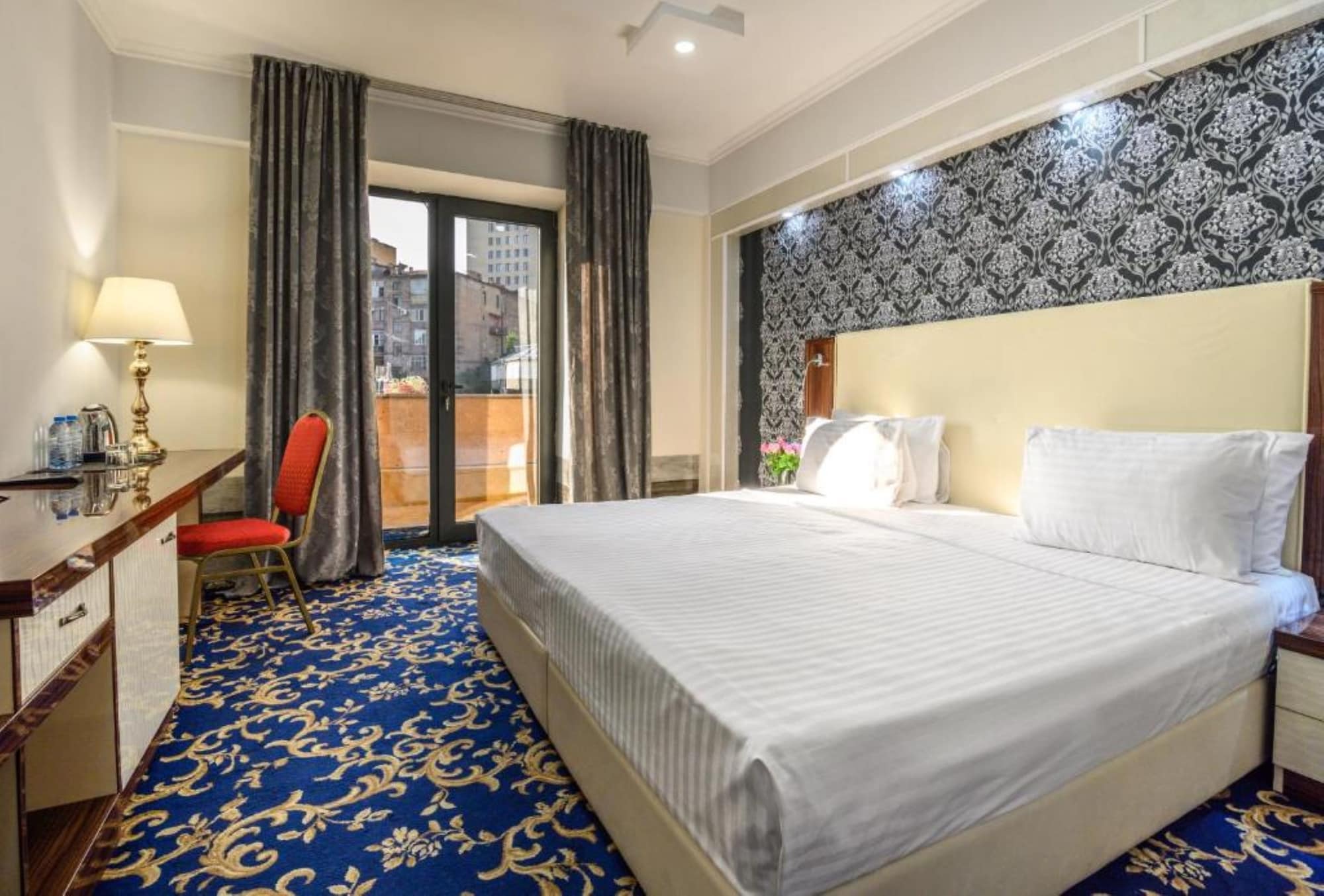 DELUXE, DOUBLE OR TWIN BED, BALCONY