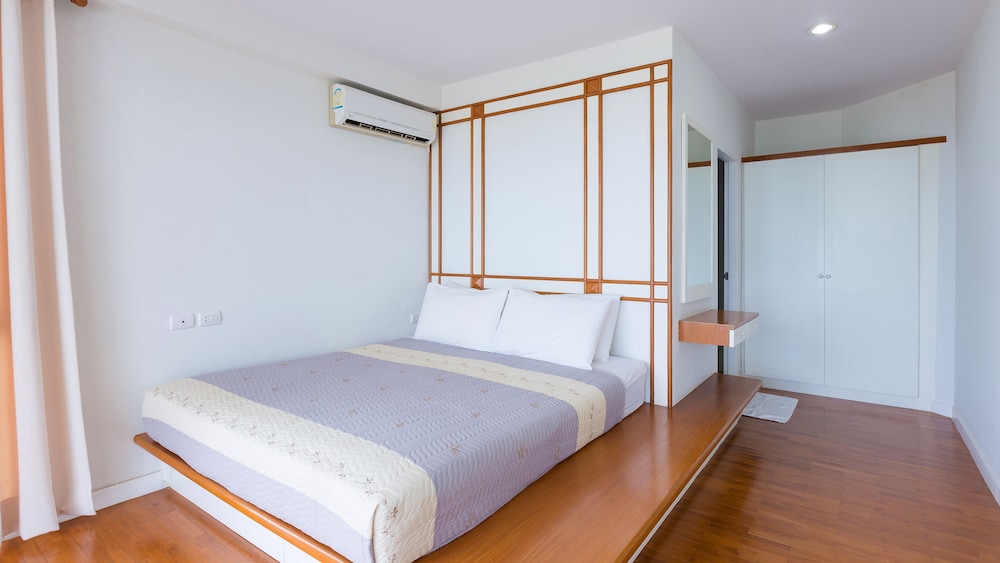 Baan Poolom Beachfront Condominium 9/50