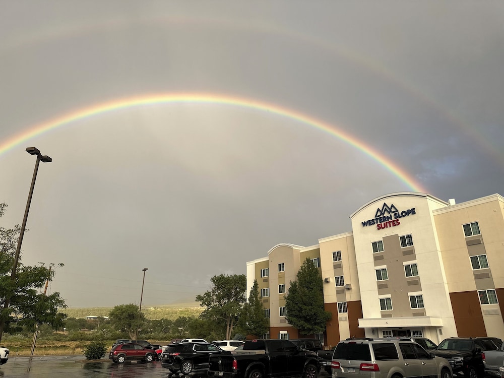 Western Slope Suites 4/59