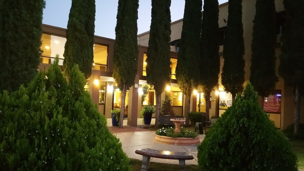 Mariposa Hotel 4/58