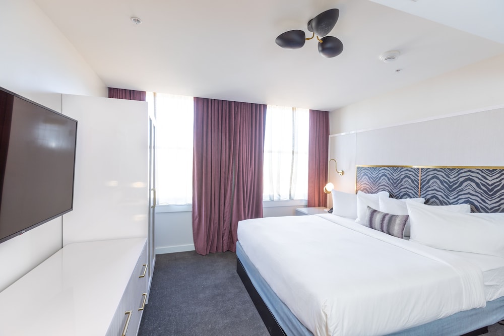 The Kelly Birmingham, Tapestry Collection By Hilton 19/56