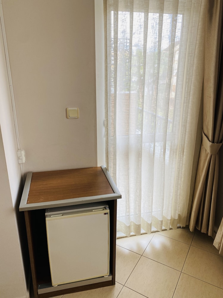 Lemon Hotel 9/50
