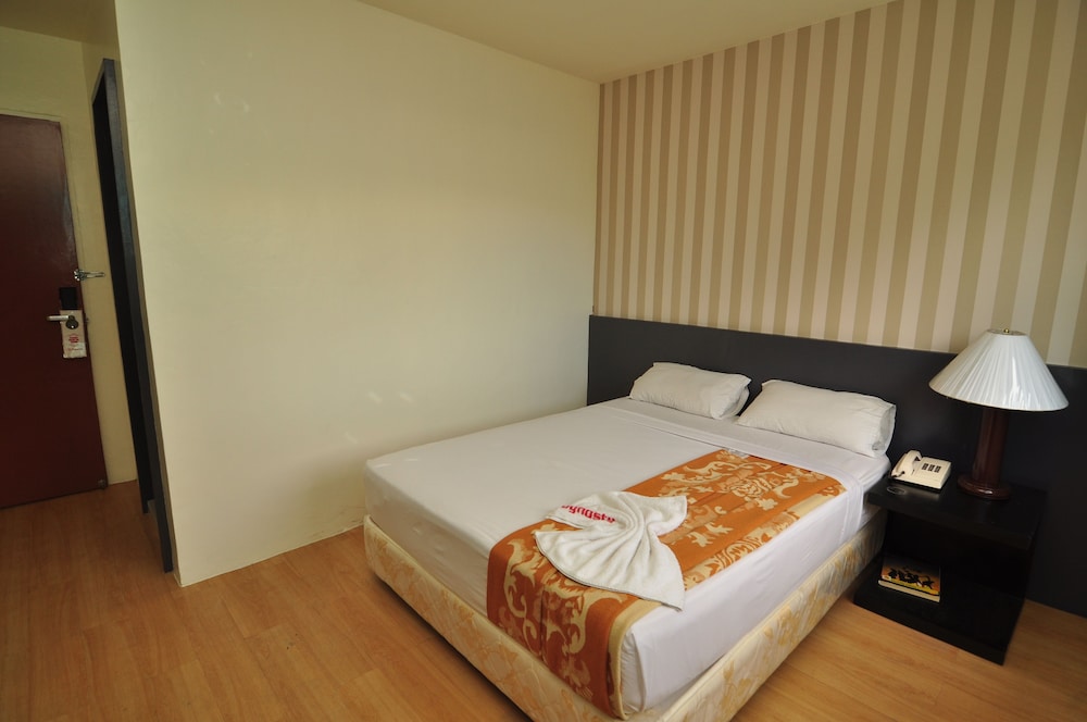 Dynasty Tourist Inn 12/69