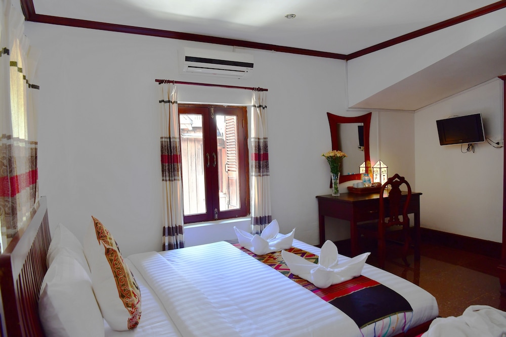 DELUXE, TRIPLE, 1 KING AND 1 SINGLE BEDS