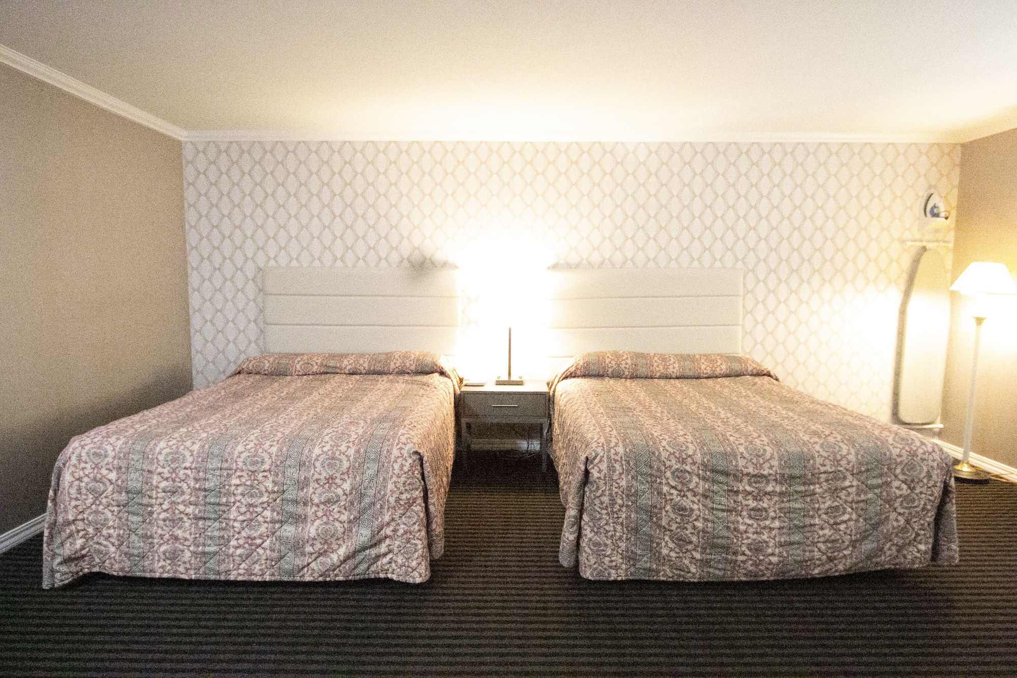 STANDARD, 2 QUEEN BEDS