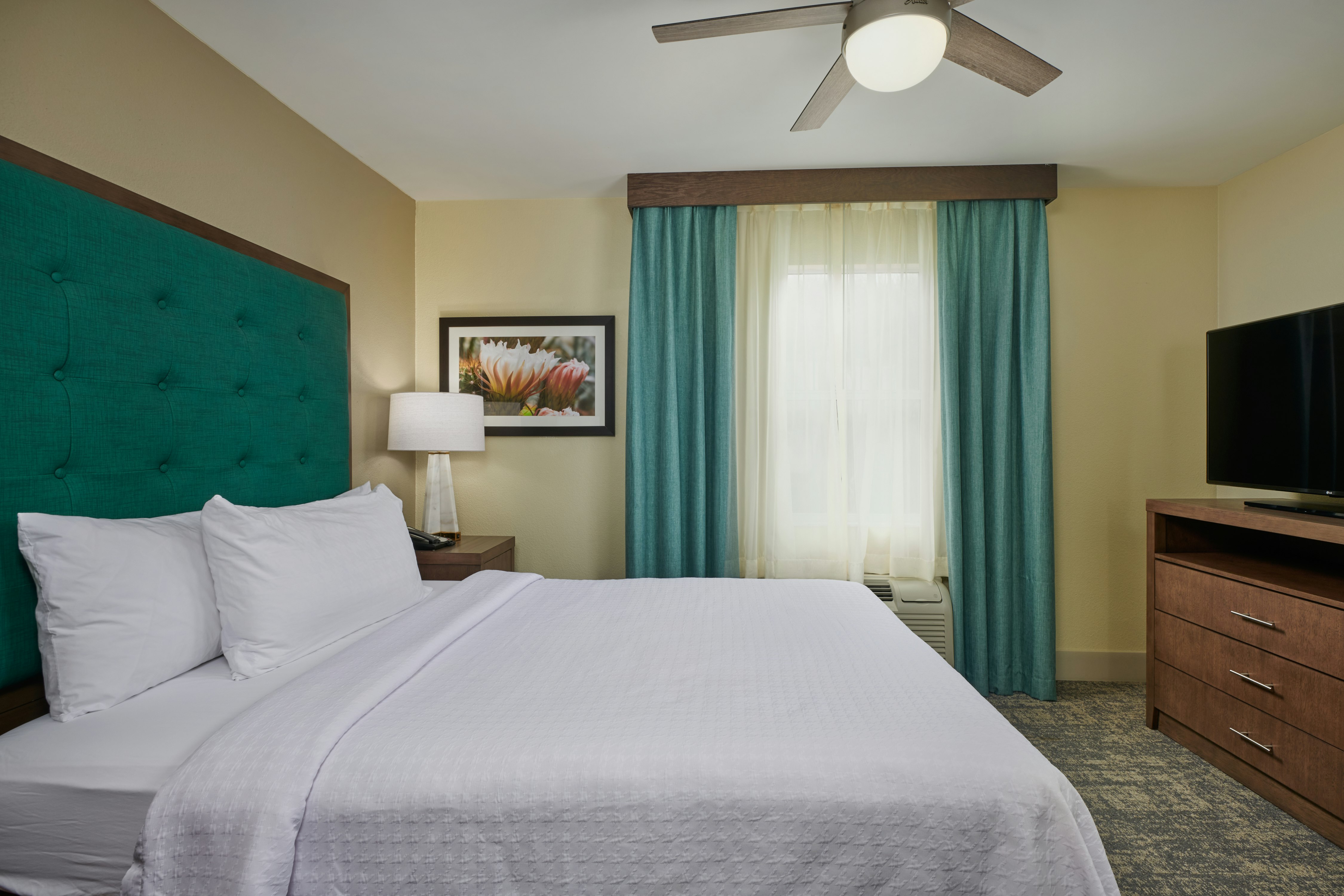 1 BEDROOM, SUITE, QUEEN BED
