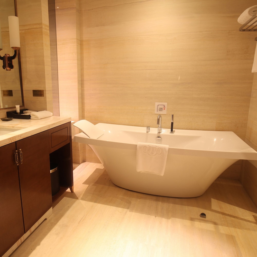 ROYAL CENTURY HOTEL SHANGHAI 33/35