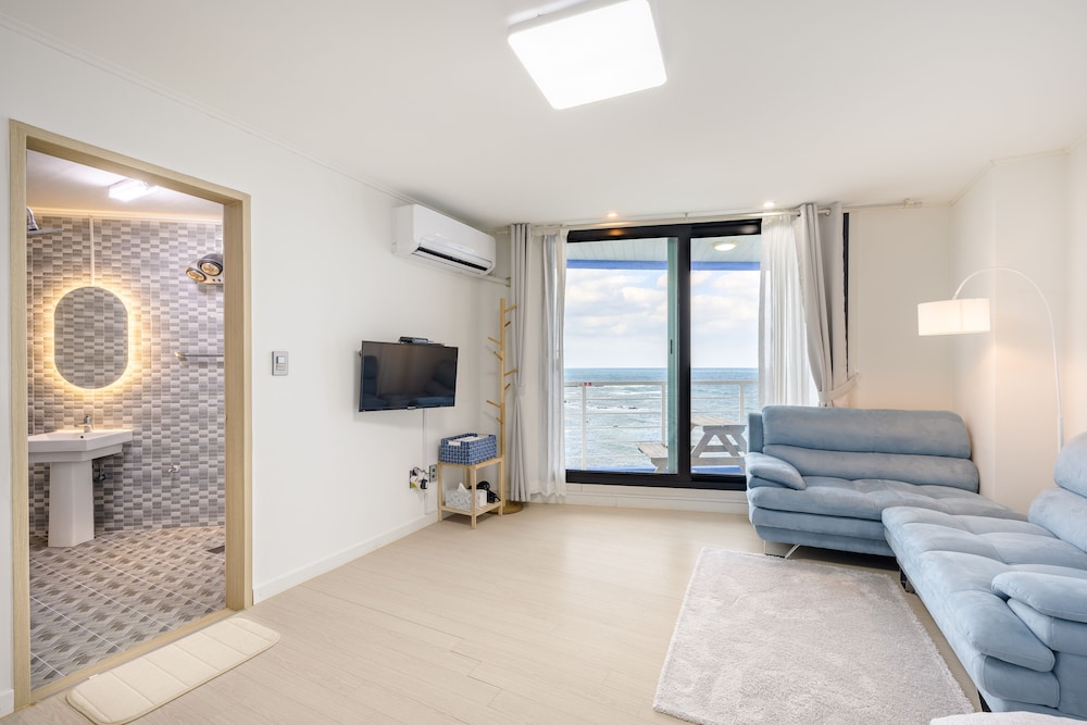 On The Sea Pension 56/80