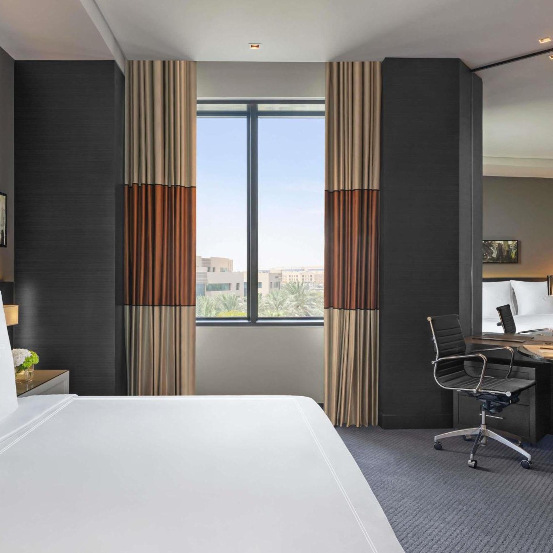 جناح جونيور بسرير كينج للمدخنين، فيرمونت الرياض(Fairmont Riyadh) 3/7