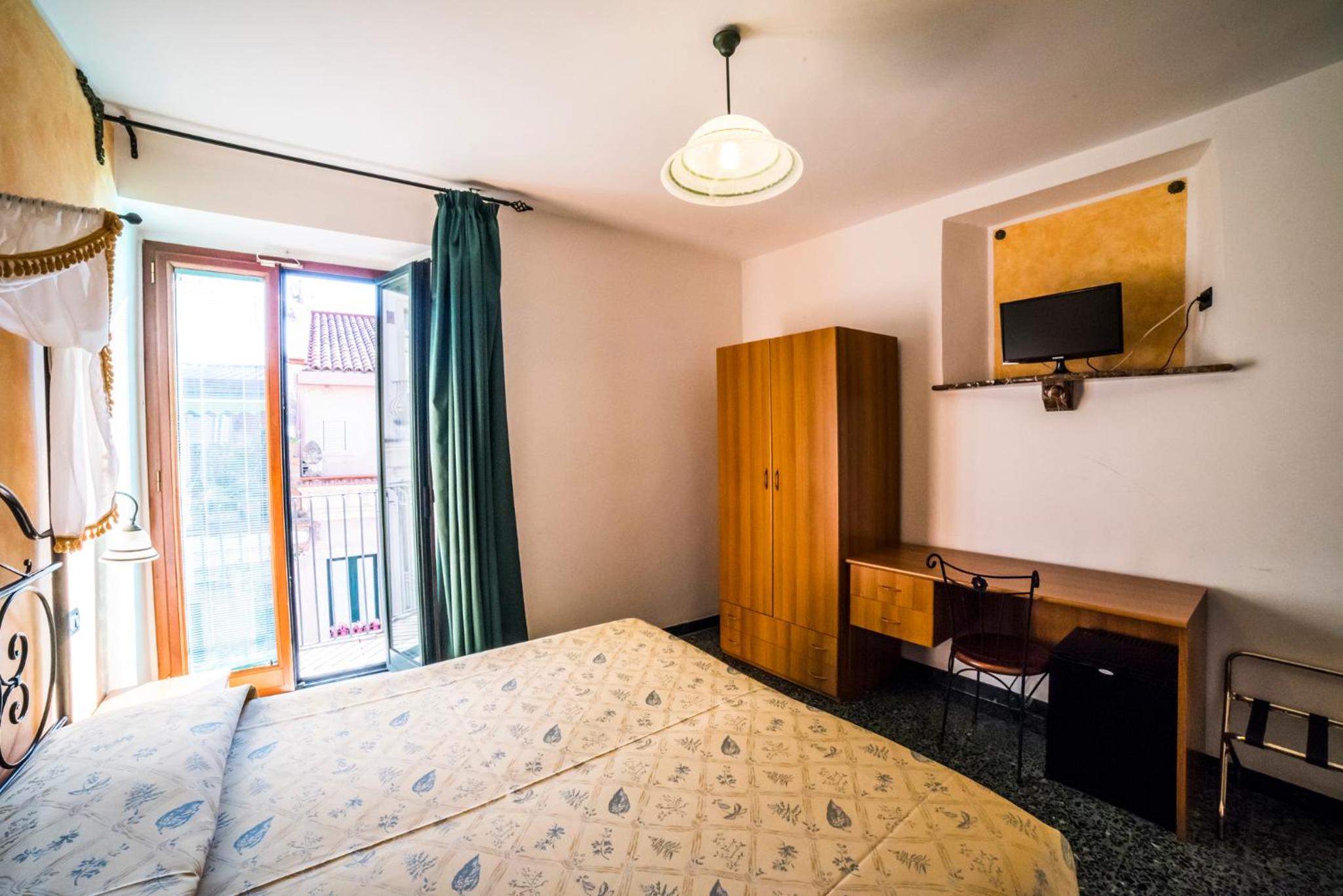 ROOM, DOUBLE BED