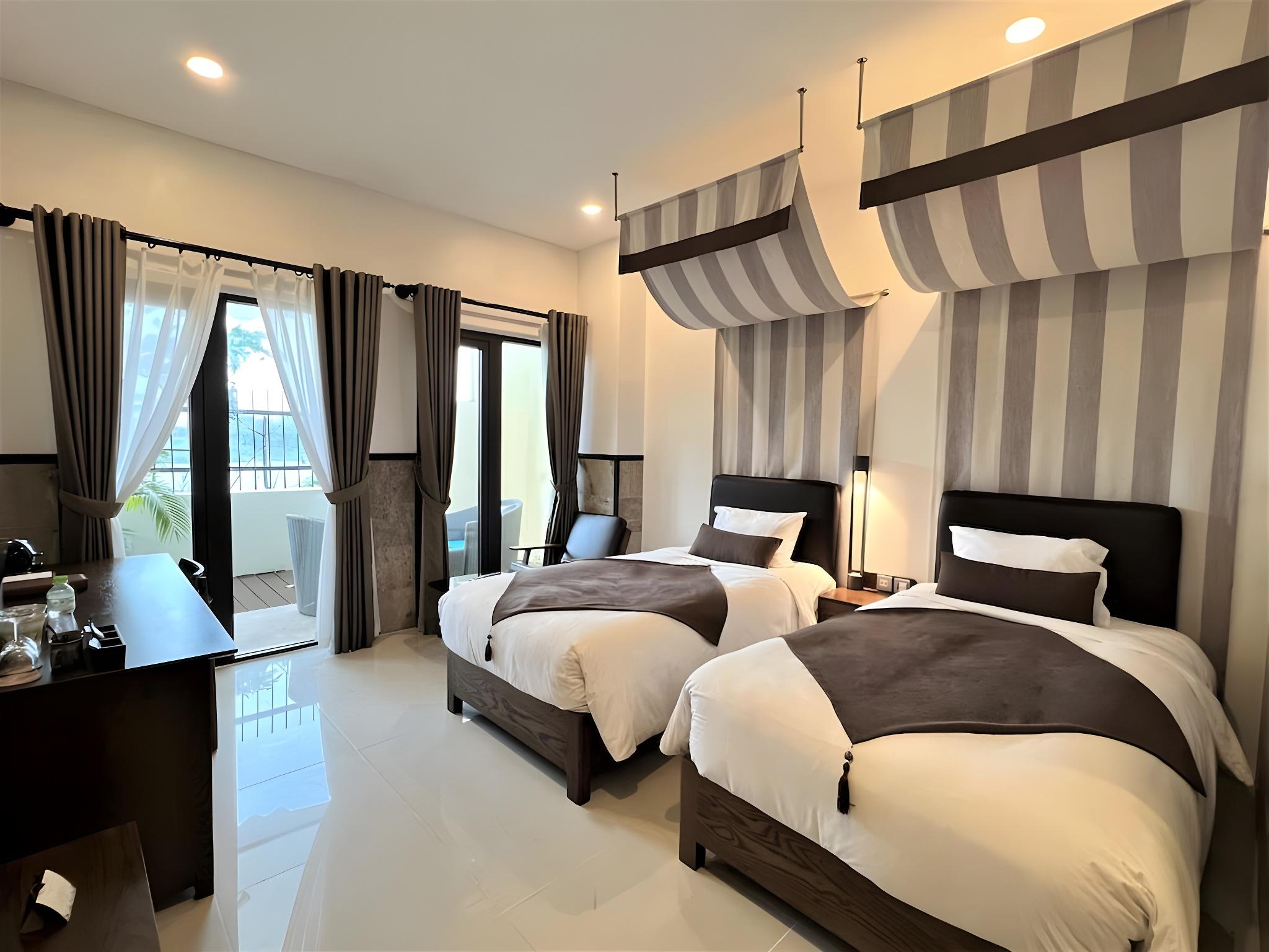 Deluxe, Twin Beds, River View