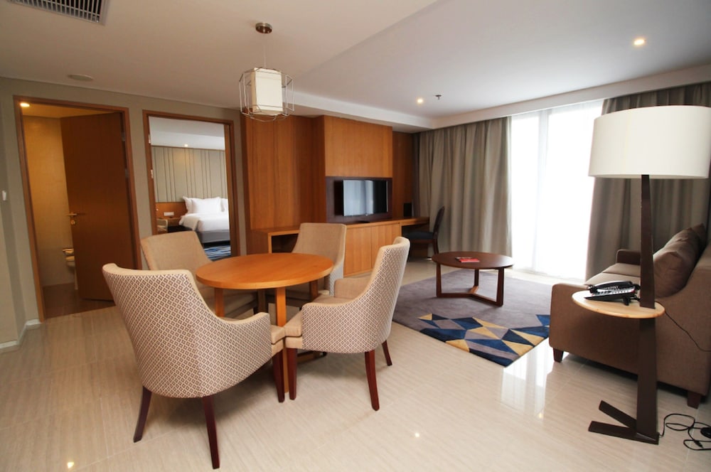 Swiss-Belhotel Pondok Indah 51/69