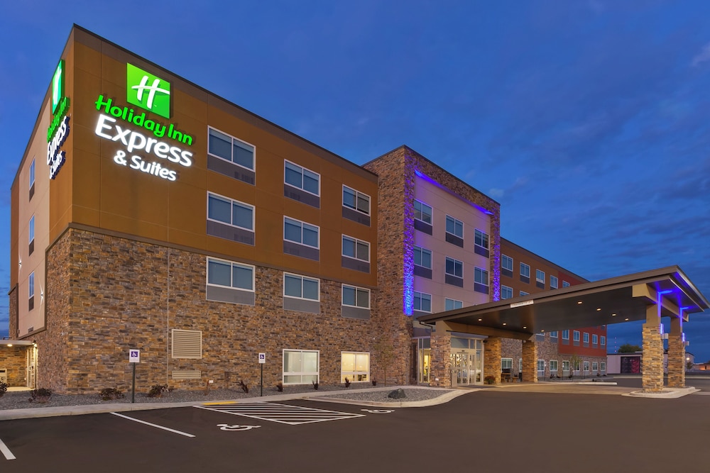 Holiday Inn Express and Suites Eau Claire West I-94, an IHG Hotel (ex Clarion Hotel Campus Area) 68/74