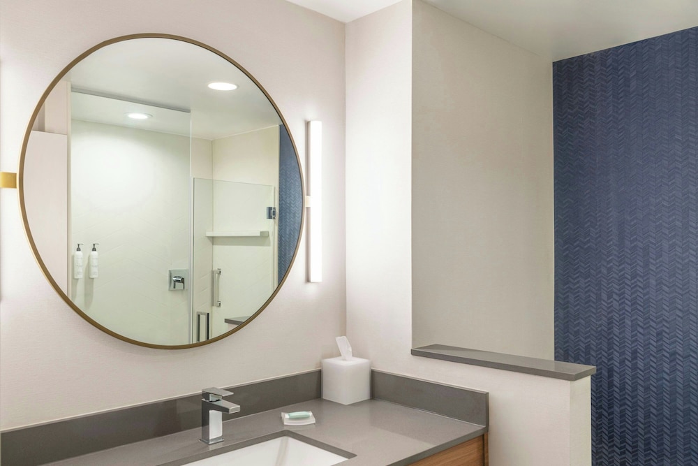 Fairfield Inn & Suites by Marriott Detroit Taylor 35/36