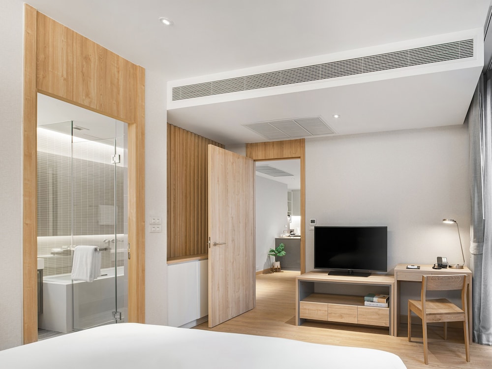 Oakwood Suites Bangkok 30/42