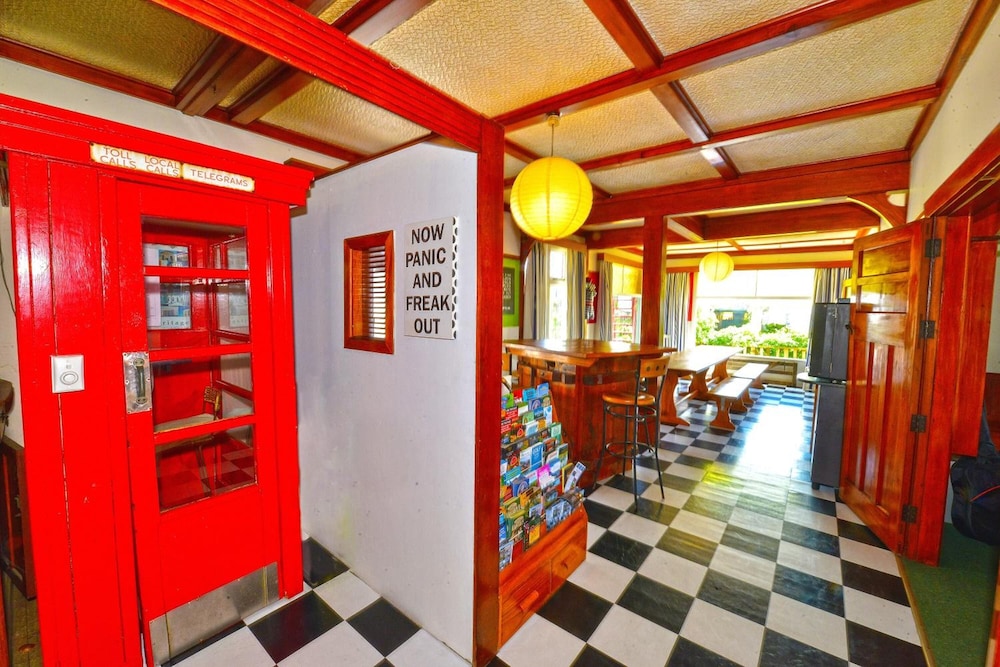 Ducks &amp; Drakes Boutique Motel &amp; Backpackers 39/43