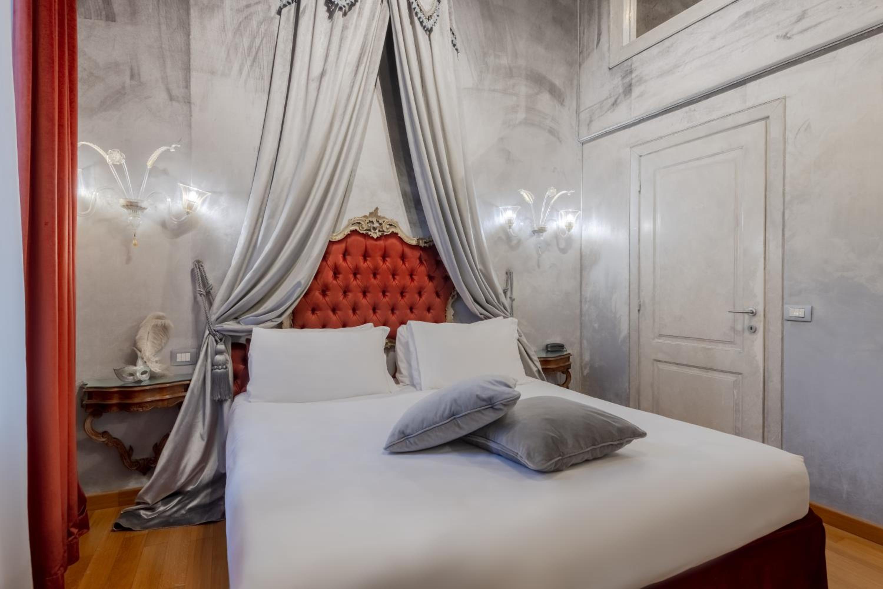 Superior, Queen Bed