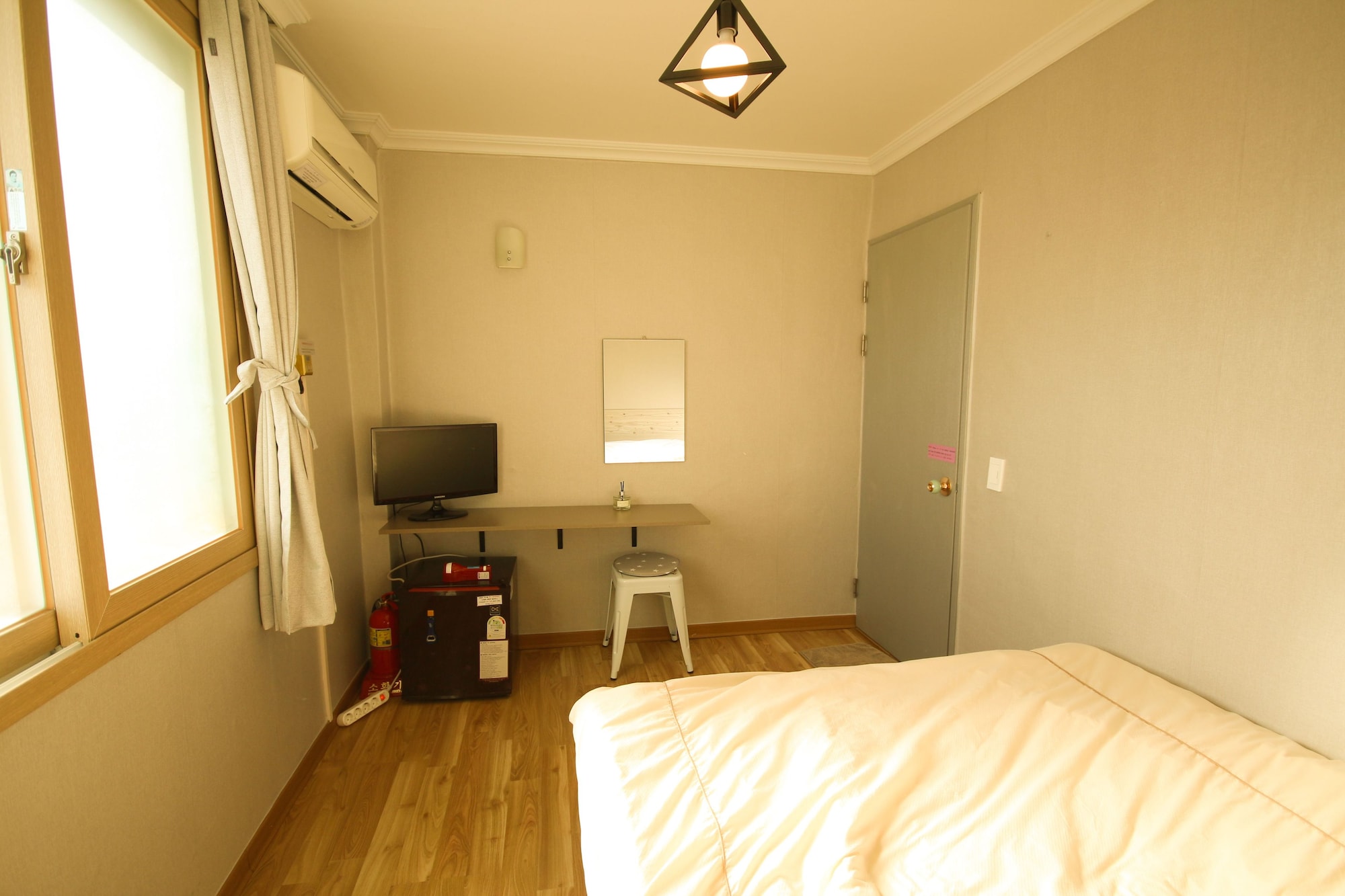 ROOM, DOUBLE BED