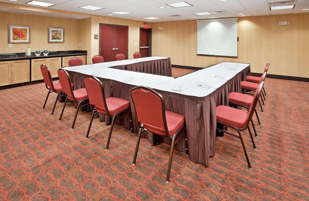 Hampton Inn And Suites Dickinson Nd 37/42