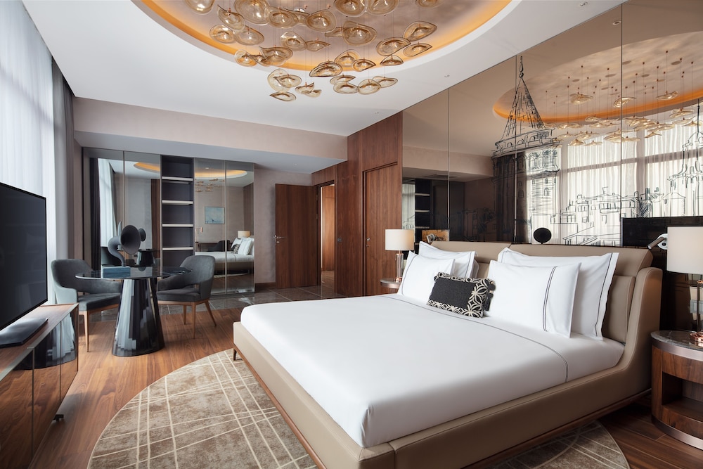 SUITE, MULTIPLE BEDS, HOT TUB, KITCHEN