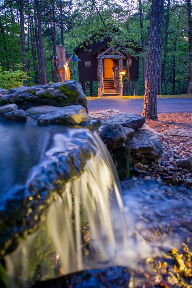 Eureka Springs Treehouses, Hobbit Caves &amp; Castles 40/52