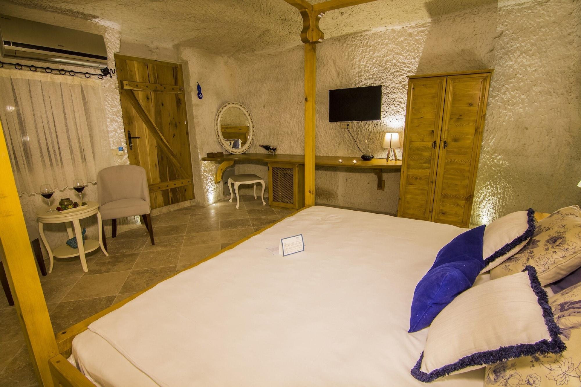 Cave, Garden, Spa, Suite