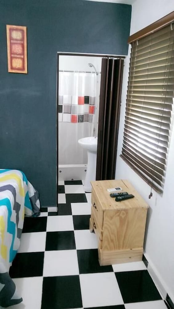 Aarony House Hotel 6/50