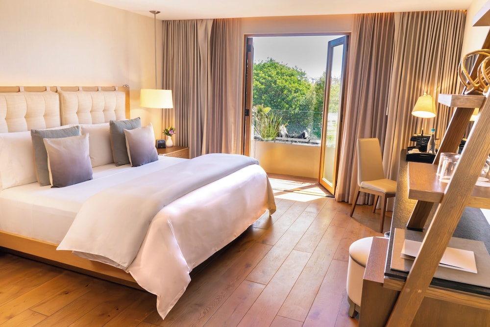 Superior, King Bed, City View, Balcony