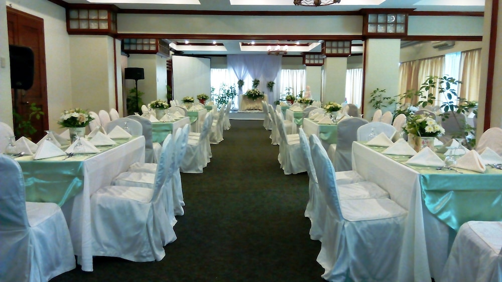 CEBU WHITE SANDS RESORT AND SPA 16/50