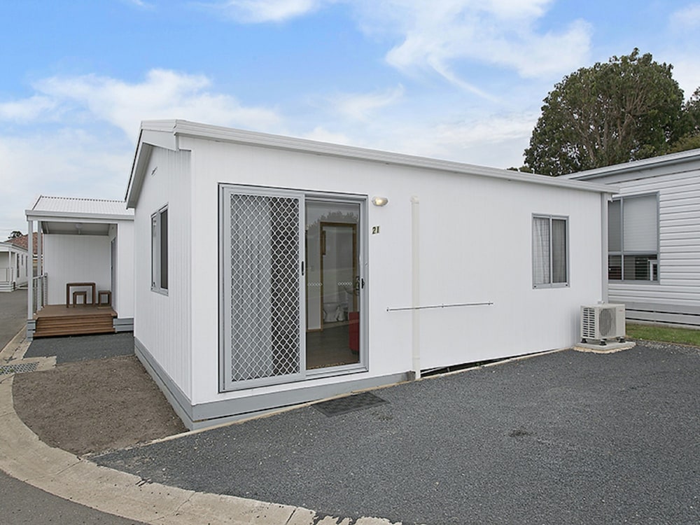 PORTLAND HOLIDAY VILLAGE 38/50