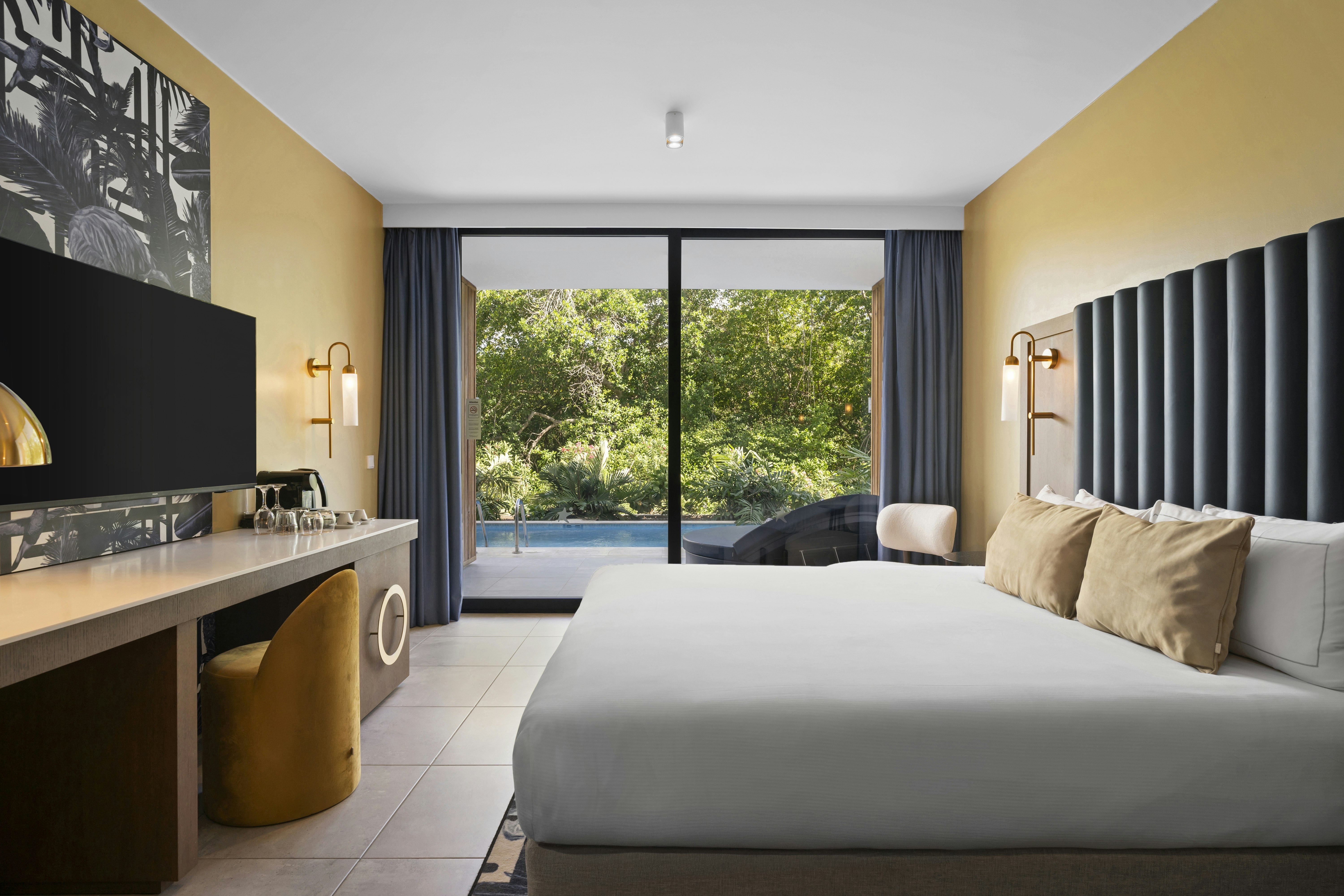 Swim Up, Deluxe, King Bed